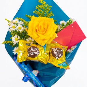 BUQUÊ DE 1 ROSA AMARELA COM 2 BOMBONS (EMBALAGEM AZUL)