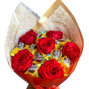 BUQUÊ 6 ROSAS + CHOCOLATES (Ouro branco)