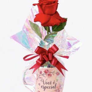 XÍCARA COM ROSA E BOMBONS DE CHOCOLATE