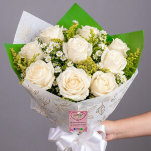 BUQUÊ DE 9 ROSAS BRANCAS COM FAIXA