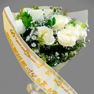 BUQUÊ DE 8 ROSAS BRANCAS COM FAIXA