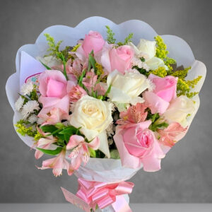 BUQUÊ DE 4 ROSAS BRANCAS COM 5 ROSAS COR DE ROSA COM FAIXA