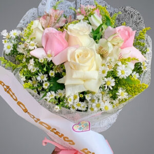 BUQUÊ DE 3 ROSAS BRANCAS COM 2 ROSAS COR DE ROSA COM FAIXA