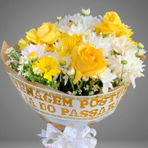 BUQUÊ DE 3 ROSAS AMARELAS COM FLOR DO CAMPO BRANCA COM FAIXA COM FAIXA