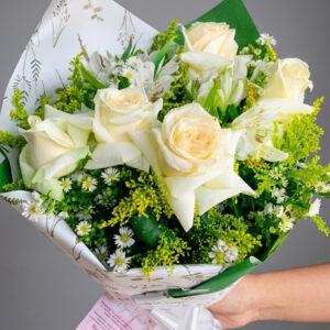 BUQUÊ DE 5 ROSAS BRANCAS COM FAIXA