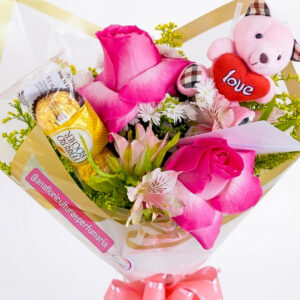 BUQUÊ DE 2 ROSAS COR DE ROSA COM URSINHO + 3 BOMBONS FERRERO (Verifique a disponibilidade do urso)