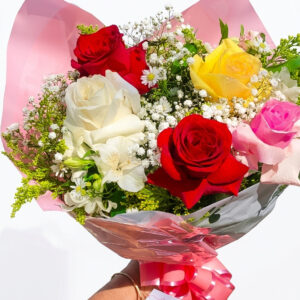 BUQUÊ DE 5 ROSAS COLORIDAS (2 VERMELHAS, 1 BRANCA, 1 AMARELA, 1 ROSA)