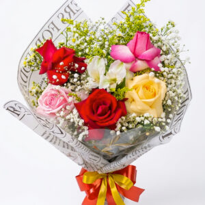 BUQUÊ DE 5 ROSAS COLORIDAS (2 VERMELHAS, 2 COR DE ROSA, 1 AMARELA)