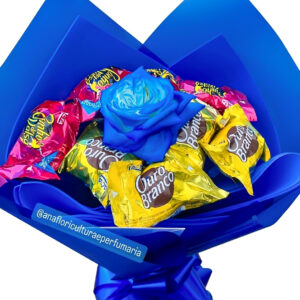 BUQUÊ 1 ROSA AZUL + CHOCOLATES SONHO DE VALSA E OURO BRANCO