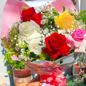 BUQUÊ DE 5 ROSAS COLORIDAS (2 VERMELHAS, 1 BRANCA, 1 AMARELA, 1 ROSA)