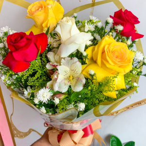 BUQUÊ DE 5 ROSAS COLORIDAS (2 VERMELHAS, 1 BRANCA, 2 AMARELA)