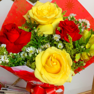 BUQUÊ DE 4 ROSAS COLORIDAS (2 VERMELHAS, 2 AMARELA)