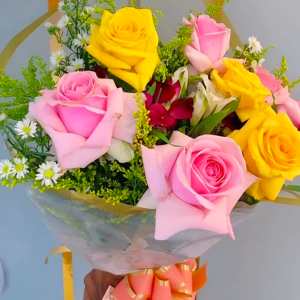 BUQUÊ DE 3 ROSAS AMARELAS E 5 COR DE ROSA