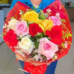 BUQUÊ DE 10 ROSAS COLORIDAS (3 VERMELHAS, 2 BRANCAS, 2 AMARELAS, 3 ROSAS)